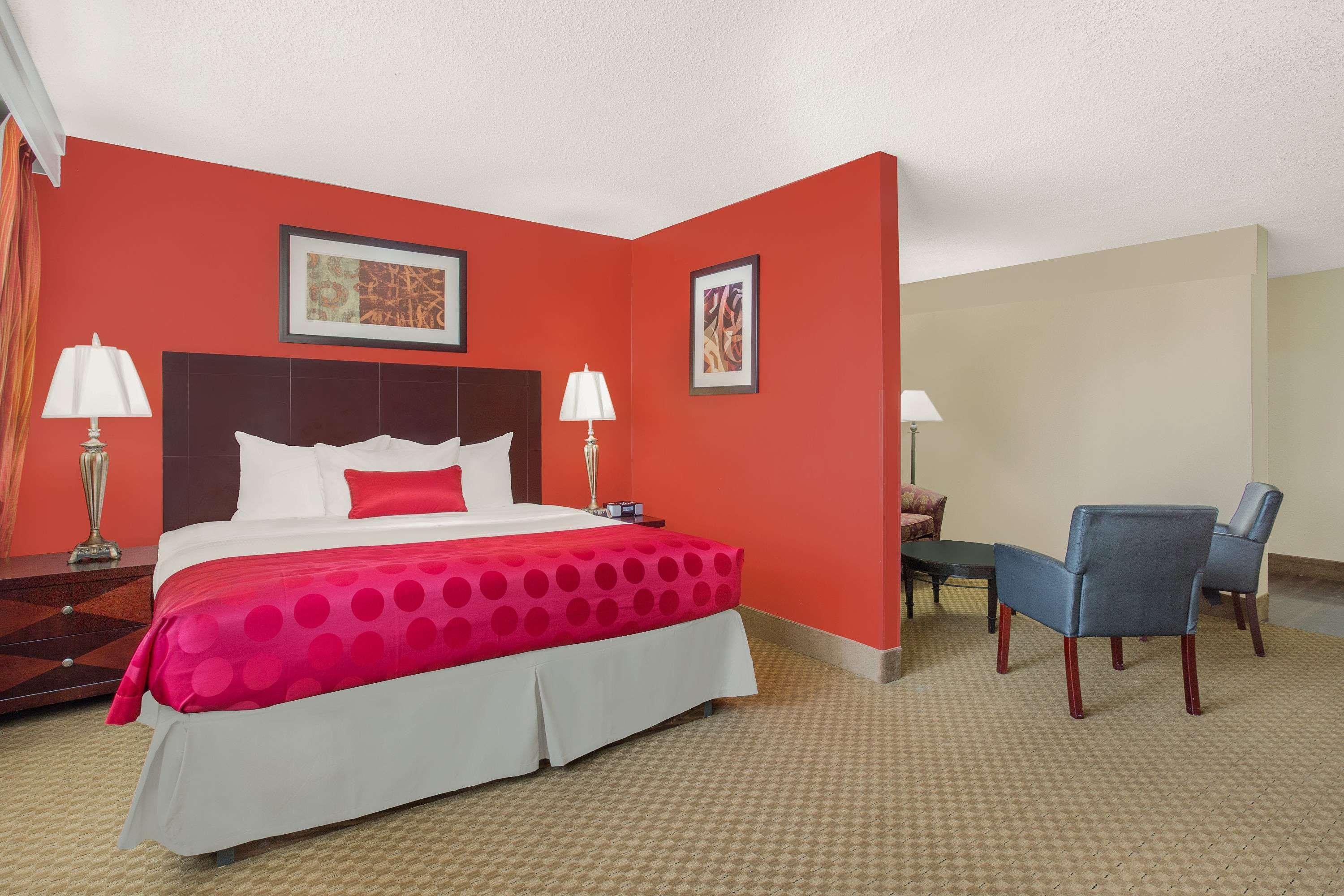 Ramada Plaza By Wyndham Fayetteville Fort Bragg Area Exterior foto